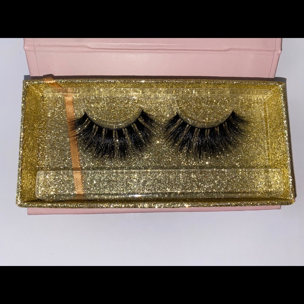Lashes - Picture 1 of 3